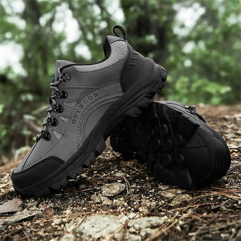 Streetwear Brand Collection - Homens e Mulheres Andando Sapatos de